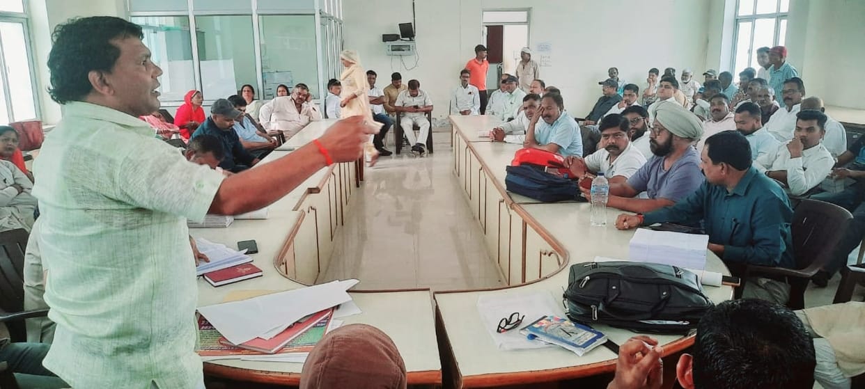Cursed the government's policies, raised voice regarding demands