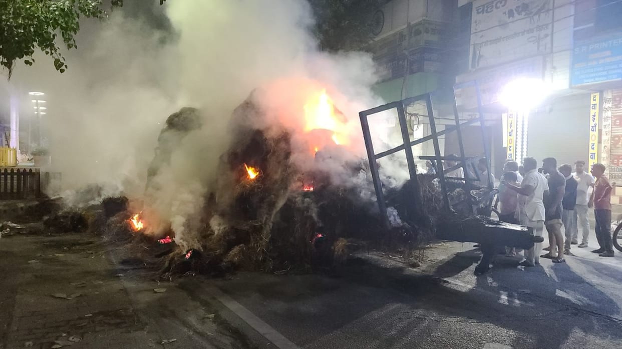 Fire broke out in a trolley full of stubble, brought under control with great effort