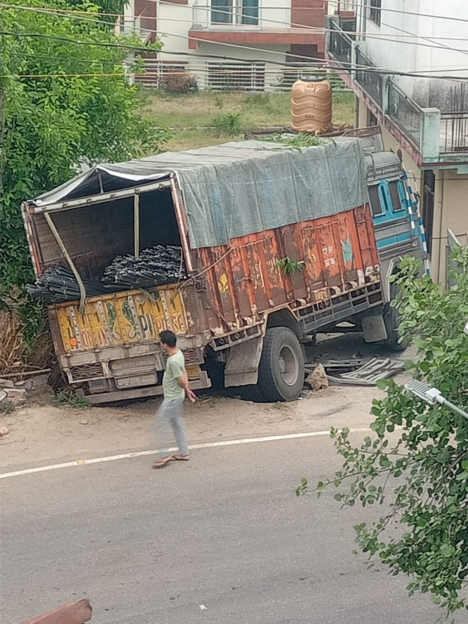 A truck full of rebar went out of control and entered the courtyard of the house