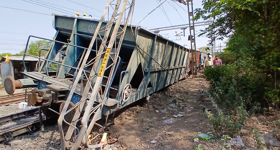 Khandwa Rail accident five coaches of goods train derailed after traveling 200 meters without engine