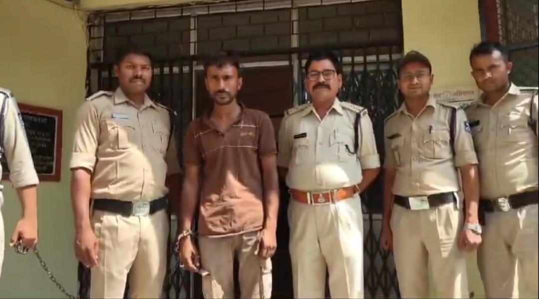 पुलिस गिरफ्त में आरोपी बस कंडक्टर