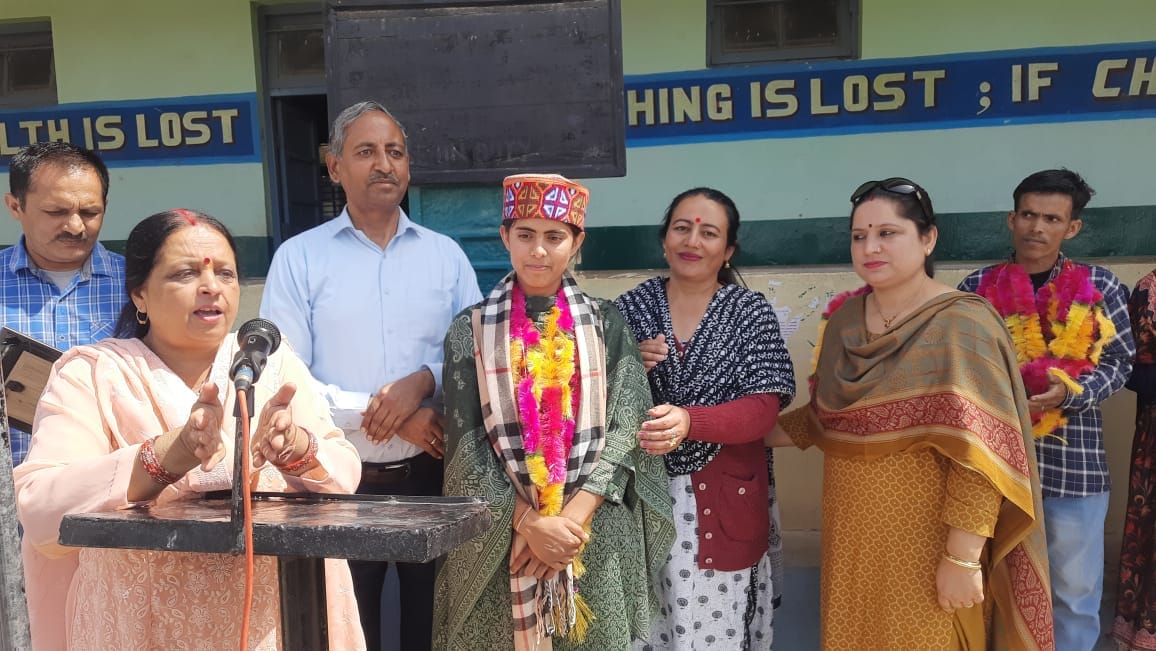 neha honoured in shilai school