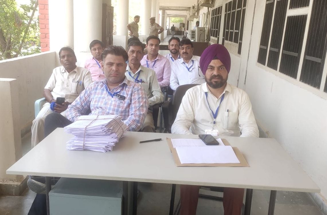 Lok Sabha Elections: Nomination process begins, 11 people took forms from the election office on the first day