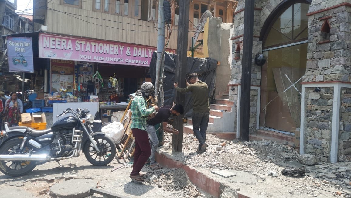Police booth under construction removed after people's protest