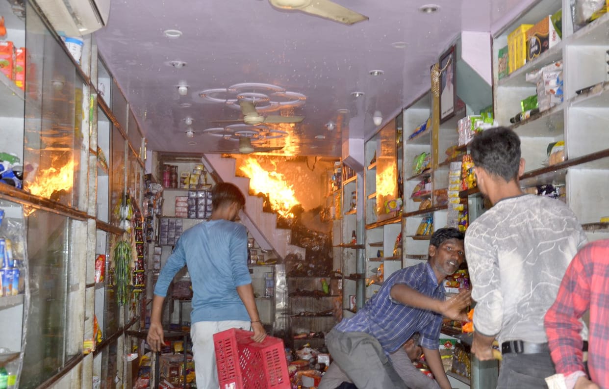 Fire breaks out in dry fruits shop in Bada Bazaar, damage worth more than Rs. 6 lakhs