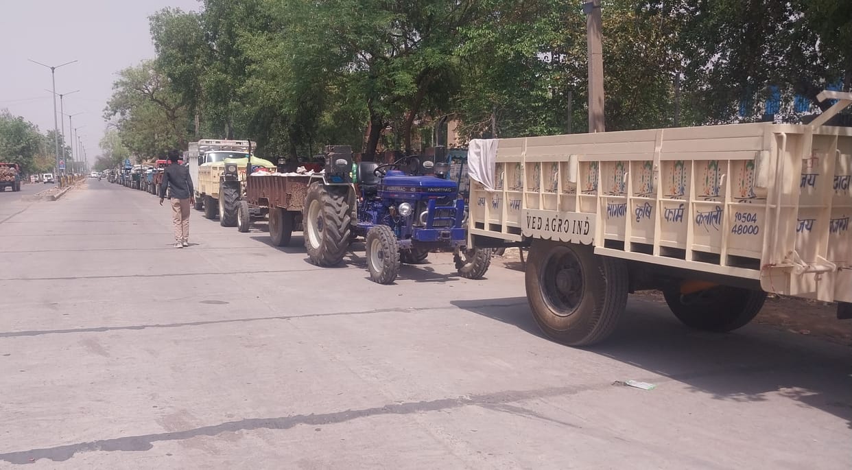 Long queue of tractors outside Dadri Mandi