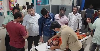 कार और पिकअप की भिड़ंत में महिलाओं और बच्चों समेत 11 लोग घायल हो गए