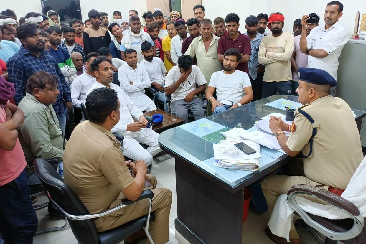 Refusal to take dead body, family members sitting on strike in administrative building along with Bhim Army