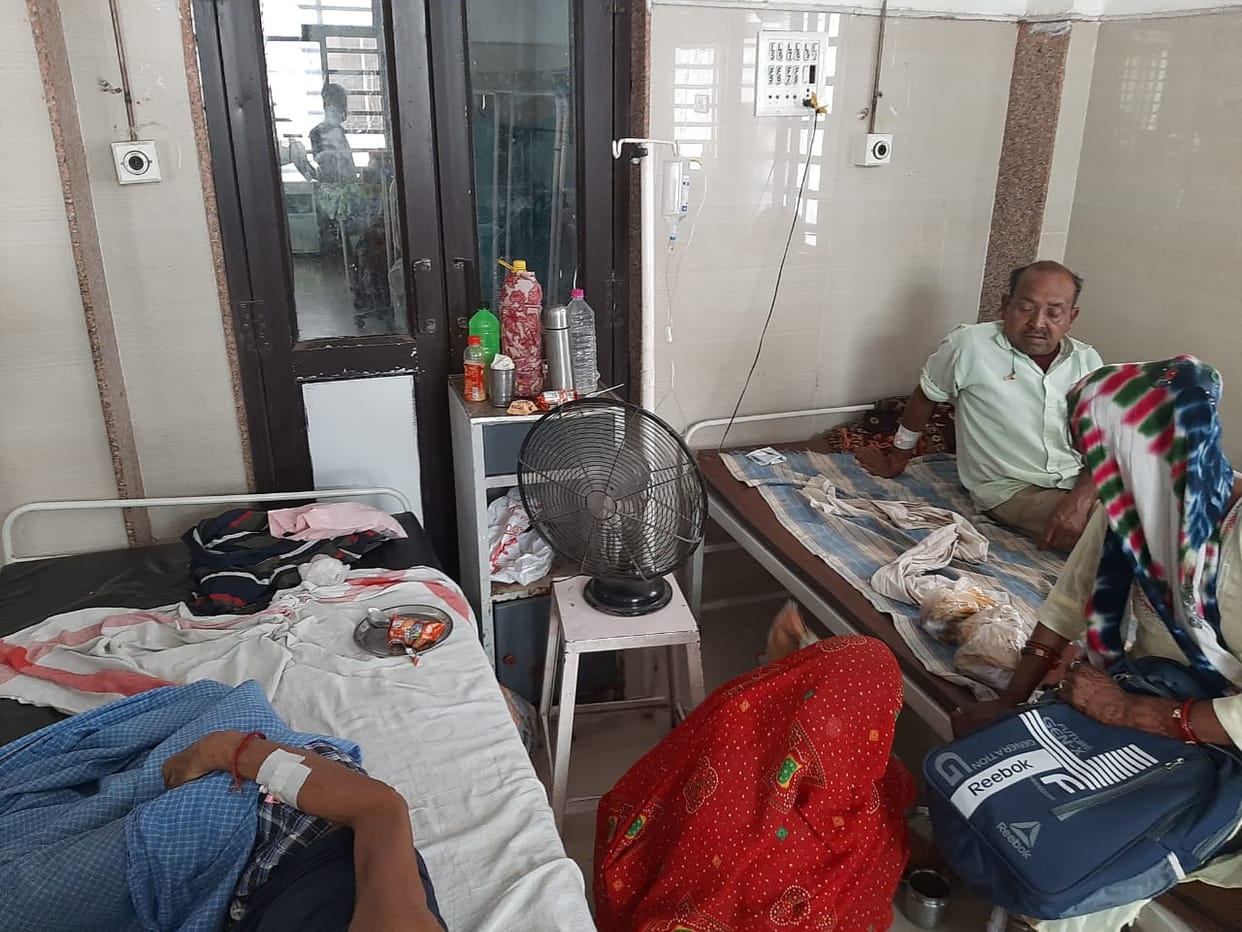 Damoh News Patients admitted in district hospital have to bring fans from home