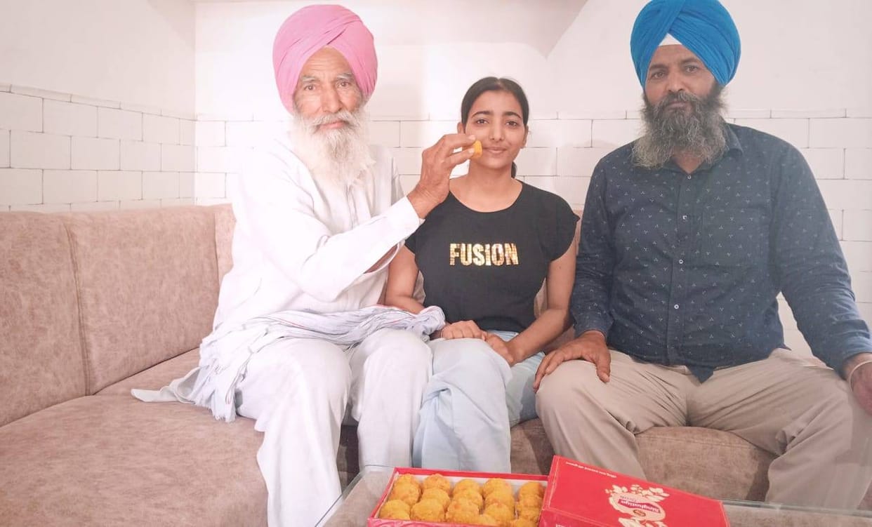 Government school student Kirandeep hoisted the flag, dreams of becoming IAS
