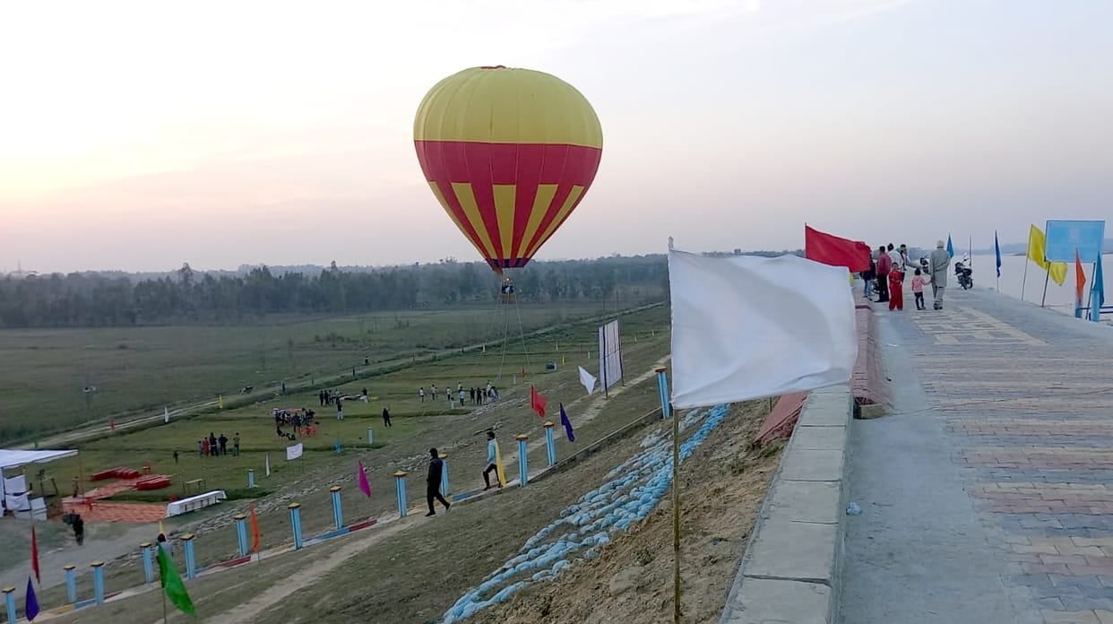 From today, hot air balloons will fly at Bijnor Barrage.