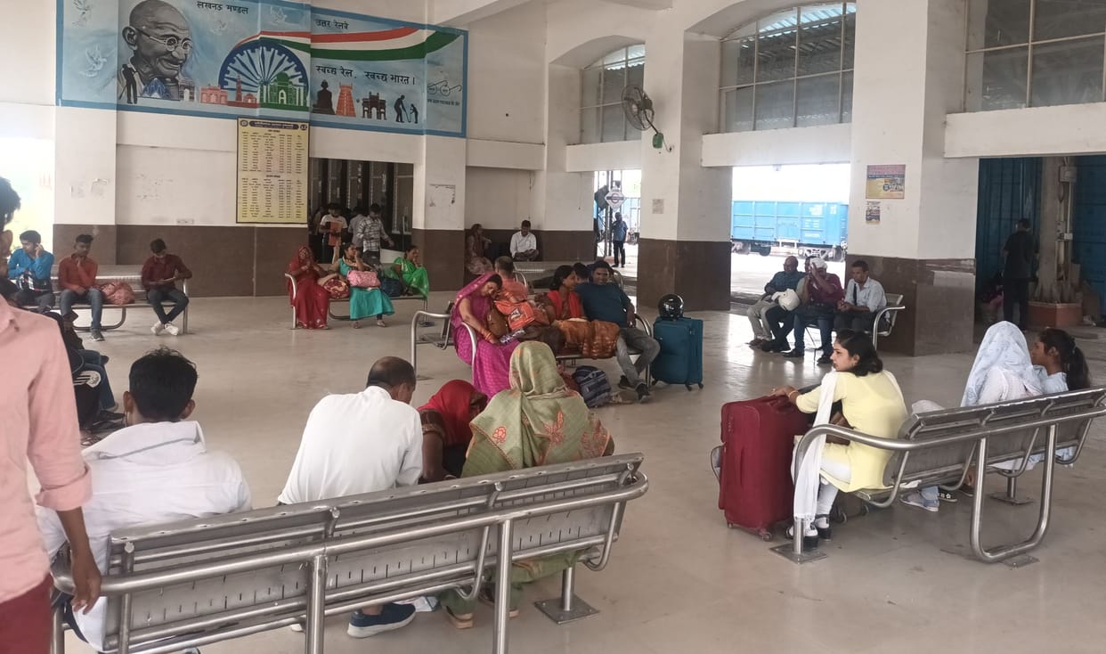 Begumpura 8, Punjab Mail reached five hours late, passengers upset