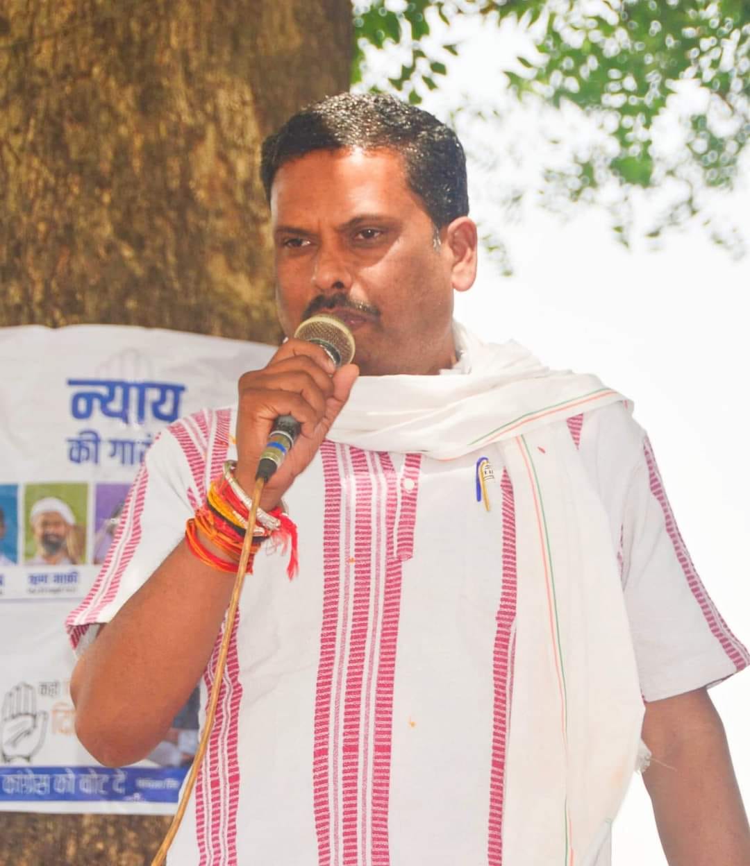 दिग्विजय सिंह के समर्थन में नुक्कड़ सभा को संबोधित करते पूर्व मंत्री ओमकार सिंह मरकाम