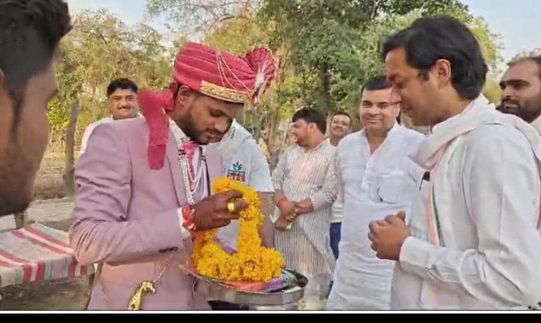 दूल्हे के साथ खड़े जयवर्धन सिंह