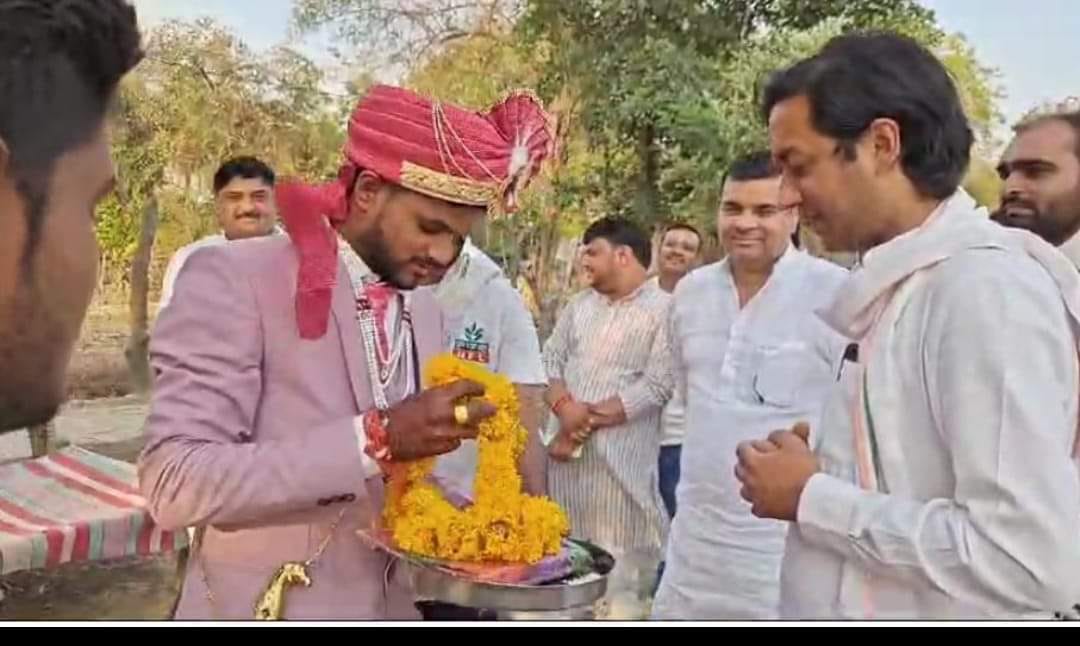 दूल्हे के साथ खड़े जयवर्धन सिंह