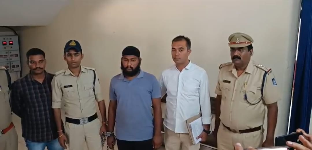 थाना प्रभारी एवं आरक्षक शादाब खान की गिरफ्त में आया कुख्यात हथियार तस्कर