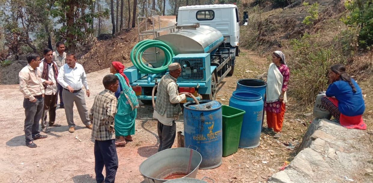 Jal Sansthan distributed six thousand liters of water at 15 places