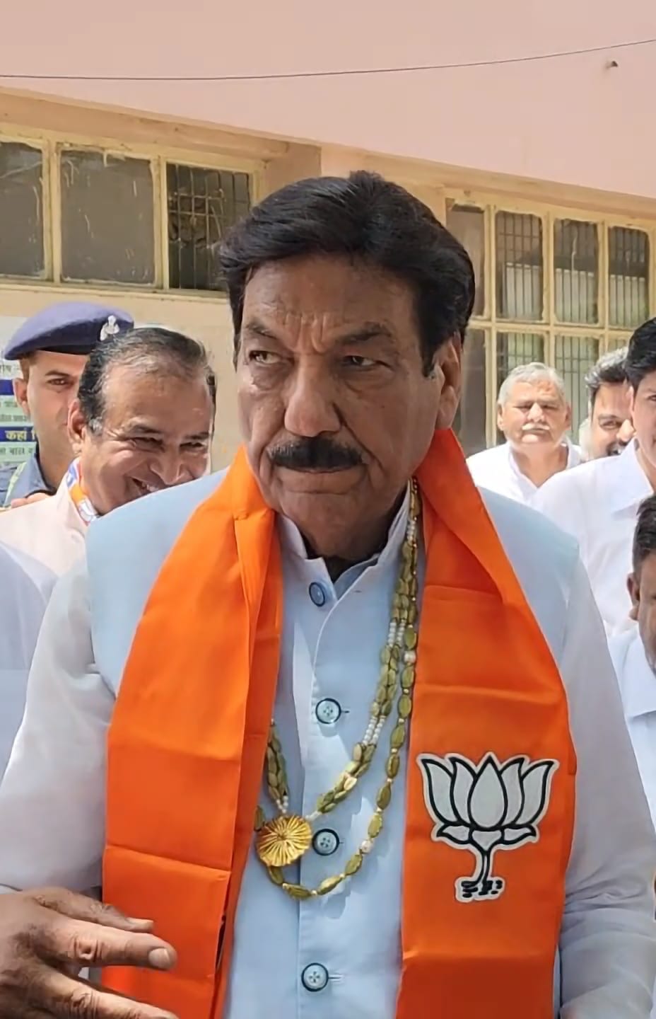 BJP candidate Ranjit Singh filed nomination at an auspicious time wearing a garland of cardamom.