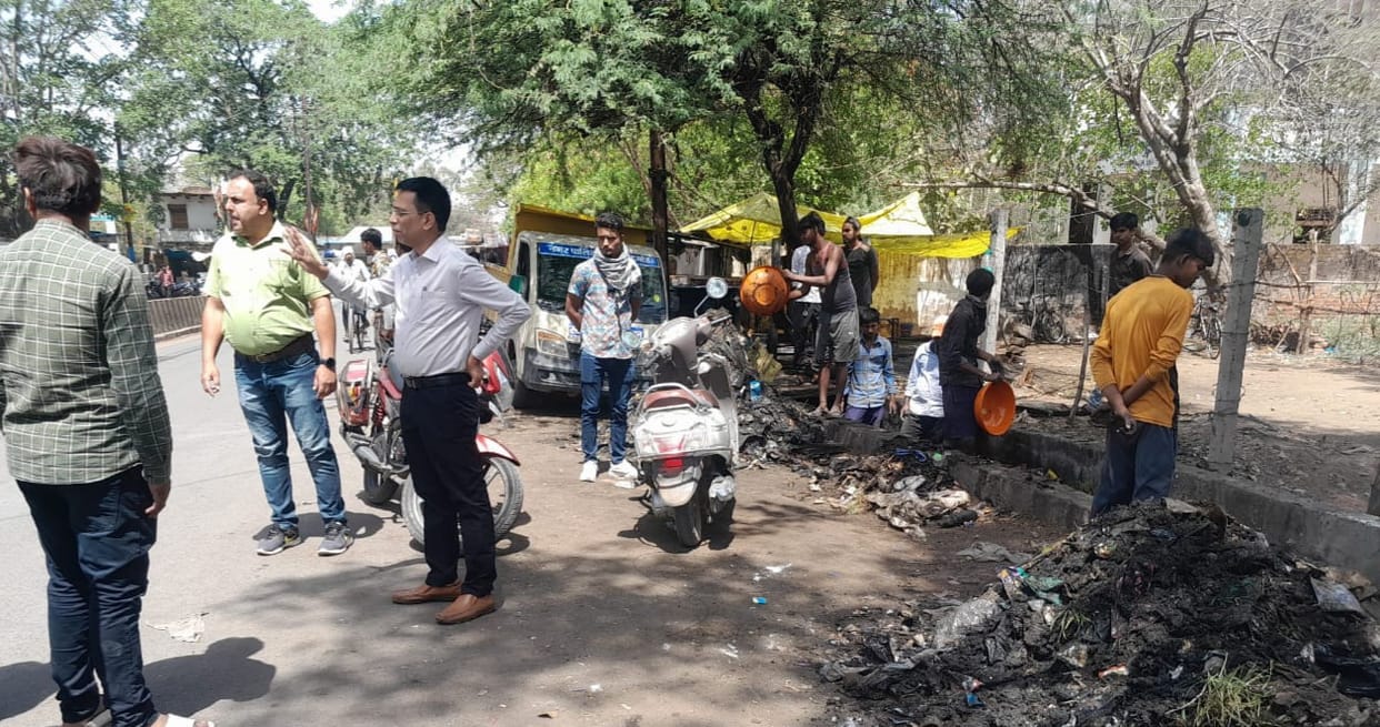 Damoh collector appeal to not come to office wearing jeans and T-shirts did not have much effect on first day