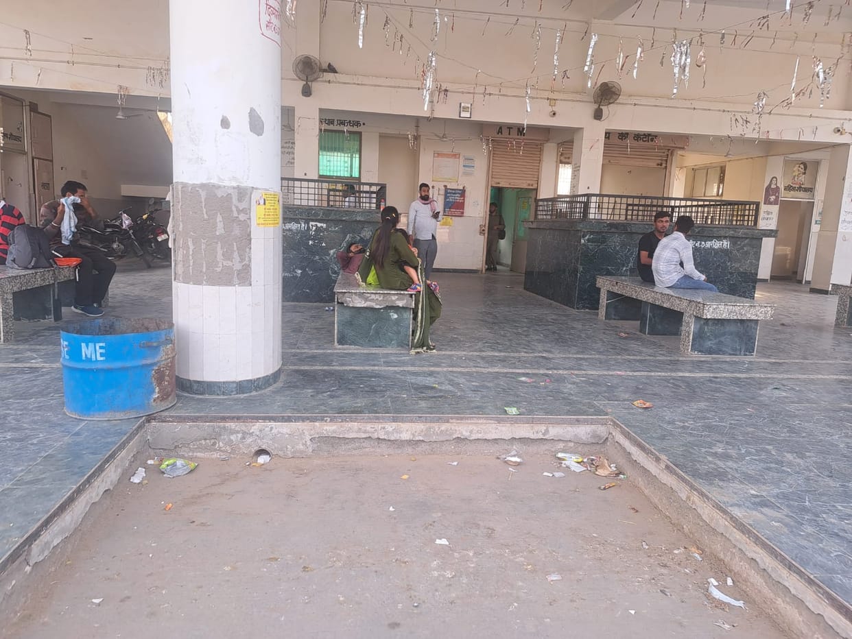 Common people upset due to lack of cleanliness at Kalanwali bus stand