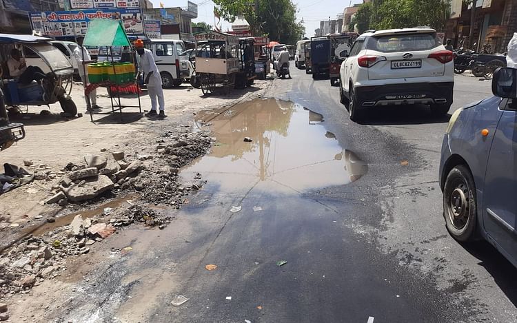 Sonipat News: पेयजल लाइन लीक, फिर भी बना दी सड़क, अब भरा पानी