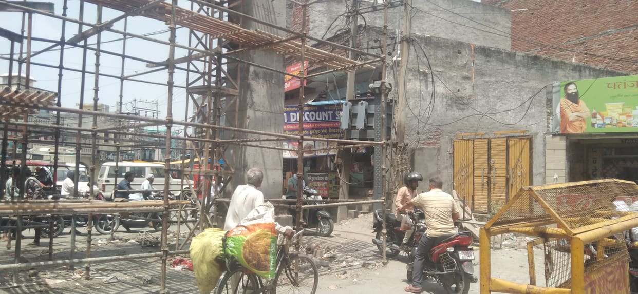 Mughalpura road closed due to shuttering of archway construction, people upset due to diverted route