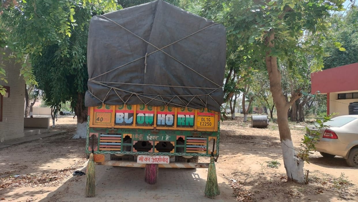 Police caught a truck full of liquor going from Bathinda to Delhi from Moriwala area.