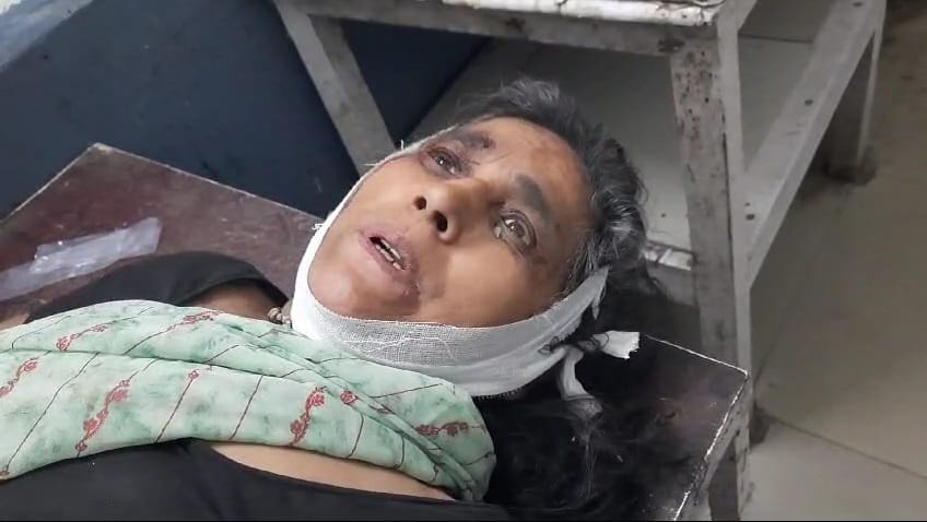 Damoh Drunken son was beating his mother, mother jumped from the two-storey roof to save her life