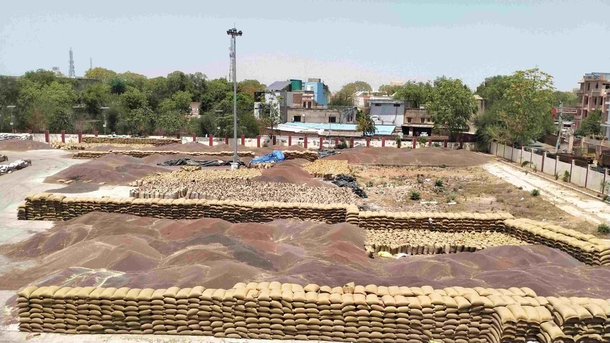 Procurement conditions in the markets have not improved, farmers have to wait for hours in the scorching heat