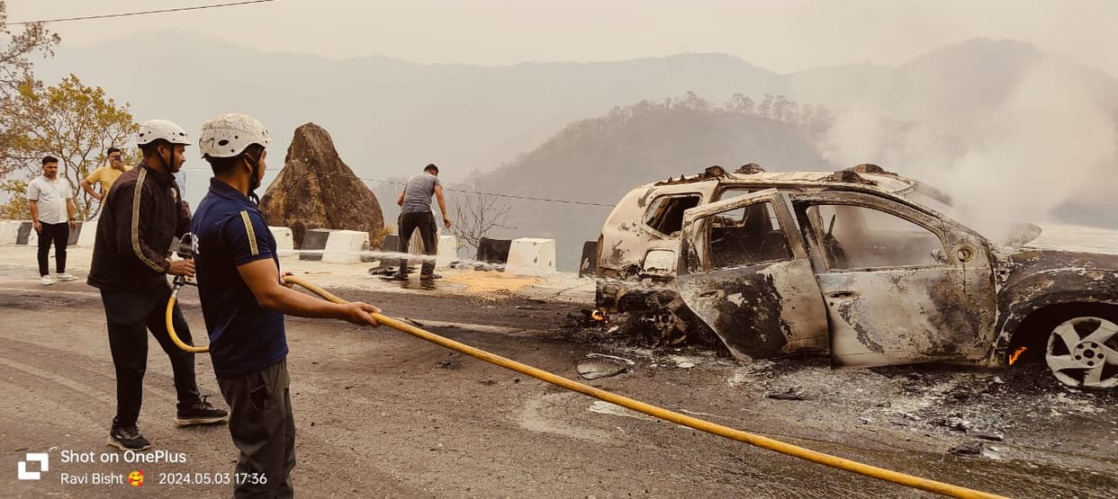 Car burnt in smoke near Sukhidhang, family narrowly saved