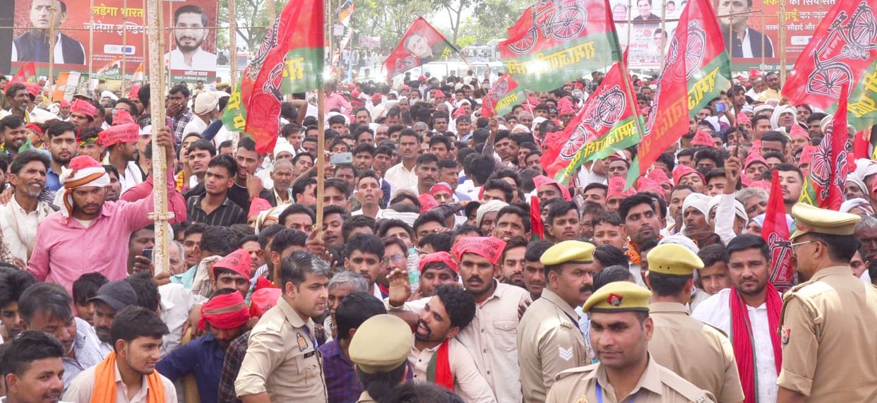 ...I heard that people from Delhi have also come, seeing the crowd the parrots must have flown away today itself.