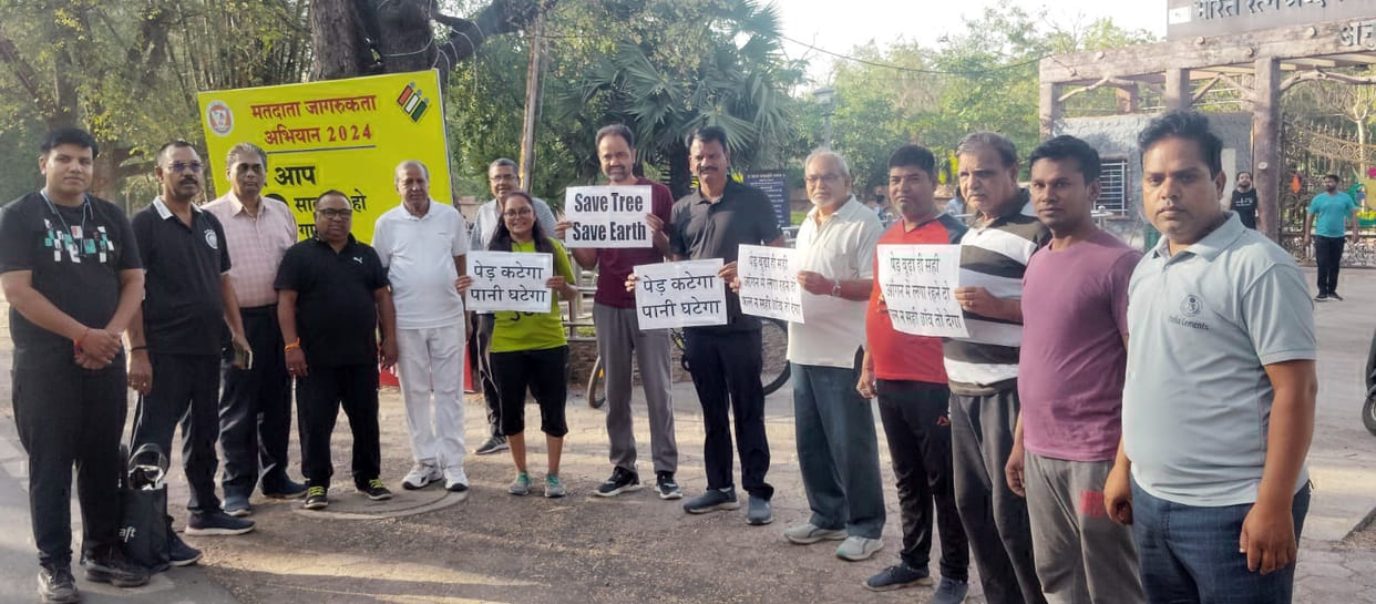 Ujjain: Gandhian protest against cutting of green trees on Kothi Road