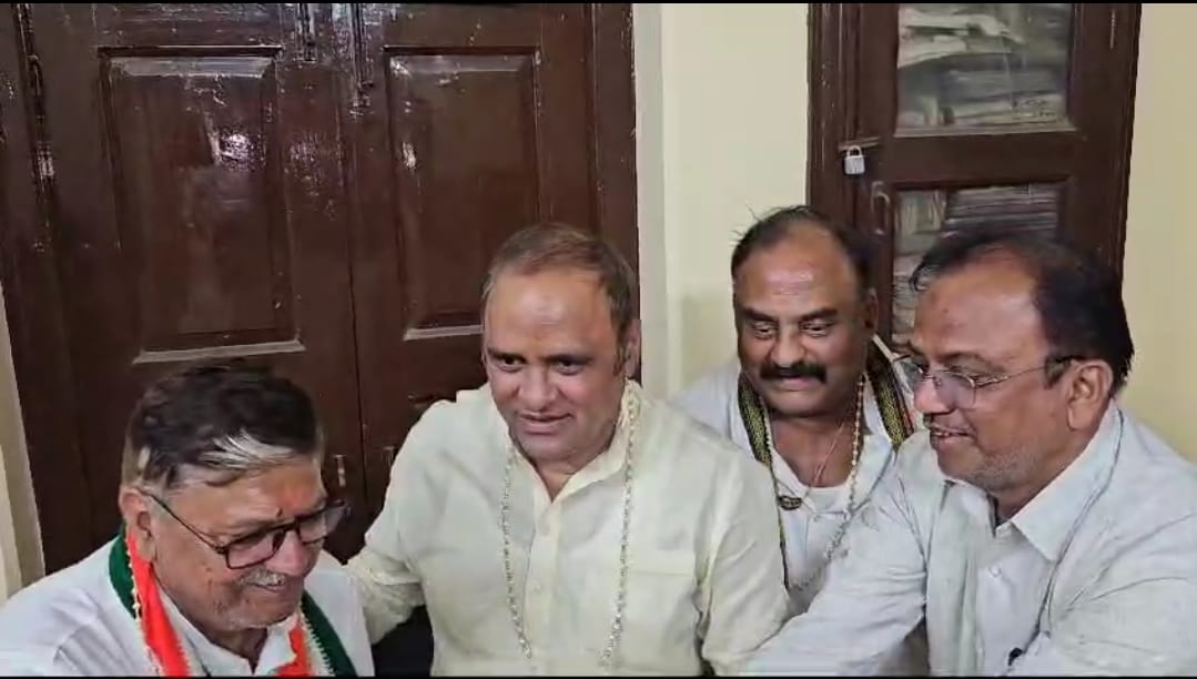खंडवा में कार्यकर्ताओं के बीच पहुंचे अरुण यादव