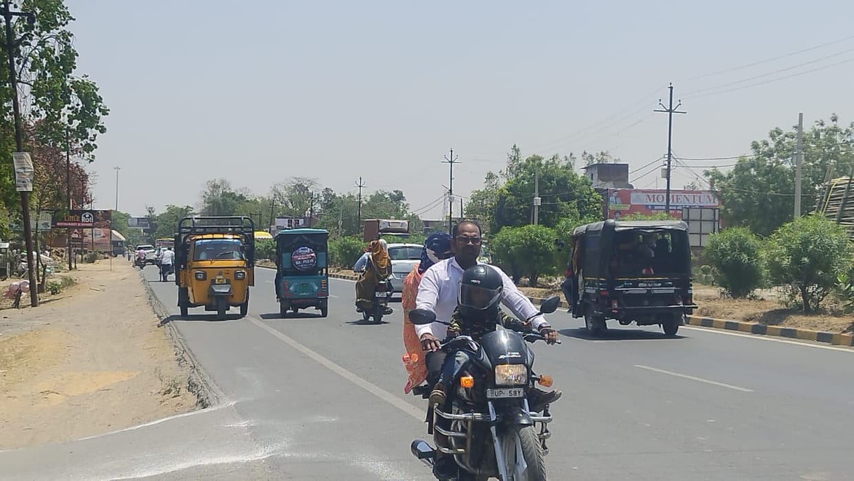Vehicles racing in the opposite direction on the highway, fear of accident
