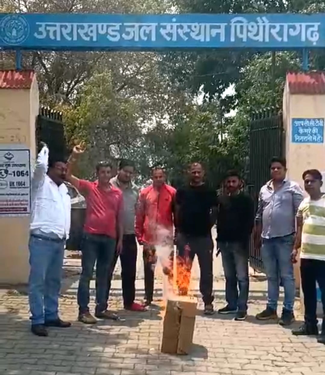 The mountain woke up and burnt the effigy of Jal Sansthan.