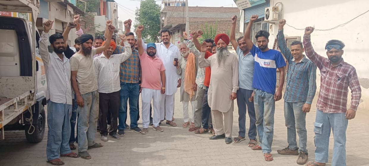 Troubled by power cuts, shopkeepers protested against electricity officials