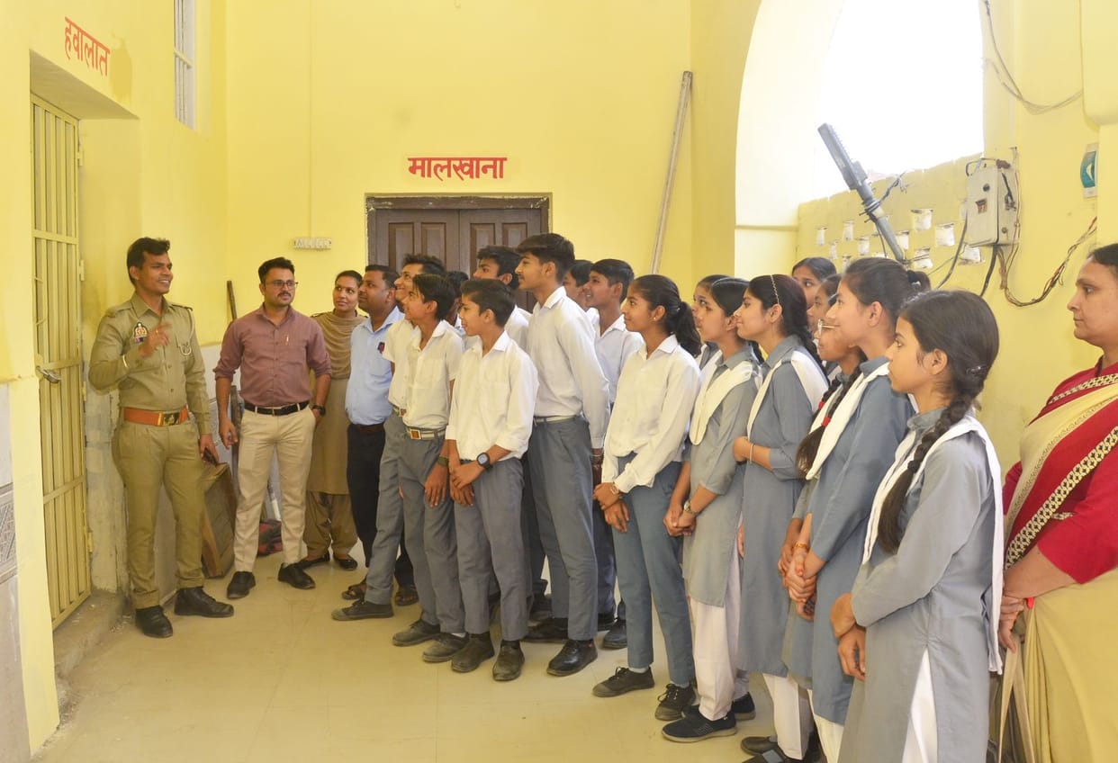 The student asked the inspector... Sir, if the police harasses you then whom should you tell?