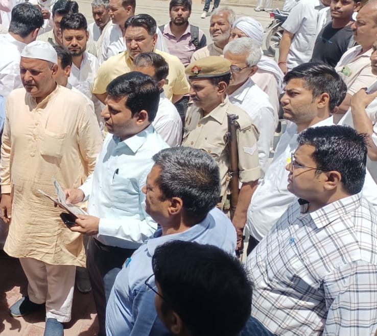 Woman attempts self-immolation by spraying oil in Collectorate