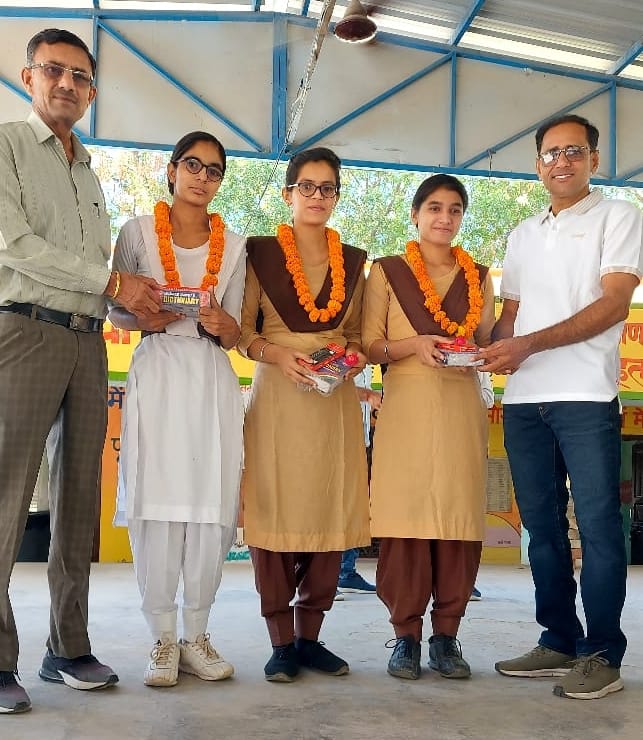 Mehak, a student who got 485 marks, was honored