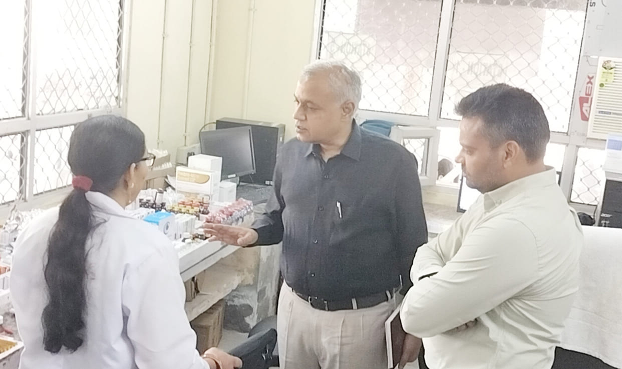 Director arrived at 7:50 in the morning, 18 personnel including four doctors were found absent.