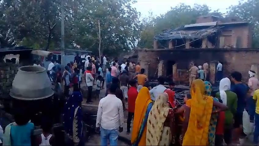 Short circuit fire, household items of five houses burnt