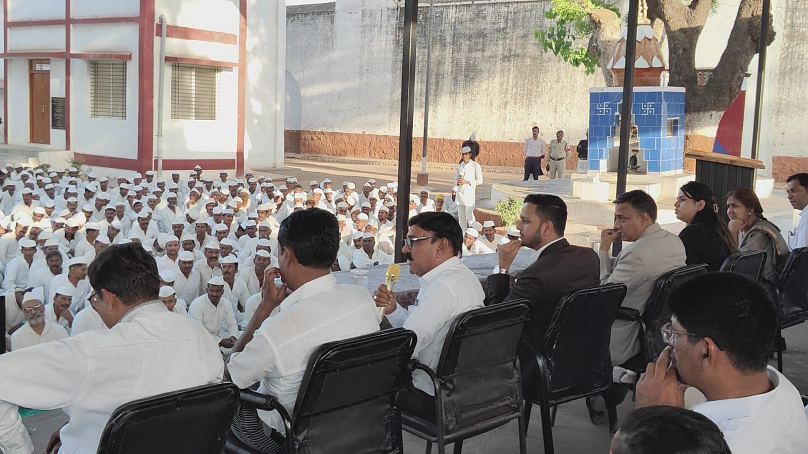 वकीलाें ने बंदियों को कोर्ट प्रक्रिया की जानकारी दी।