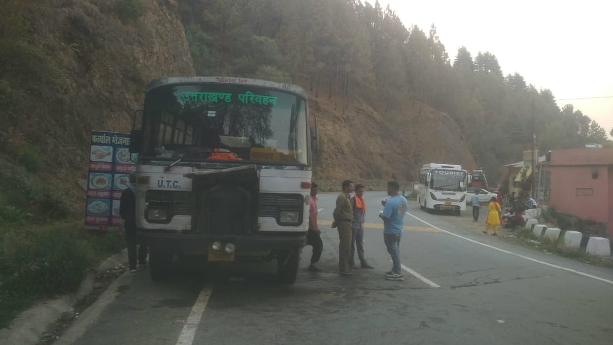 Pithoragarh depot bus breaks down in Maneshwar
