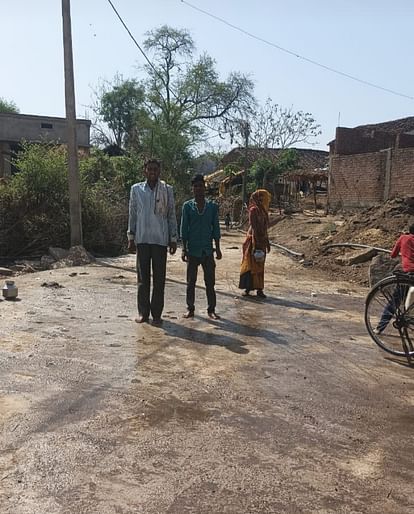 Damoh News: गांव तक नहीं पहुंची एंबुलेंस, सड़क का नहीं था बिछा जाल; इलाज के अभाव में एक की मौत, फिर यूं हुआ… The patient died when the ambulance could not reach due to lack of road