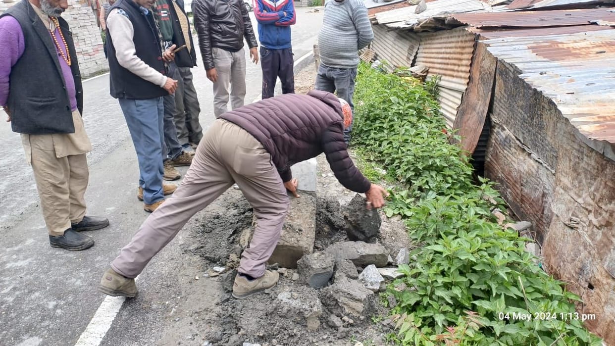Milestones installed on the roadside fell as soon as the hand was shaken