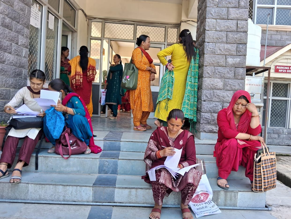 Crowd of women gathered again for Rs 1500