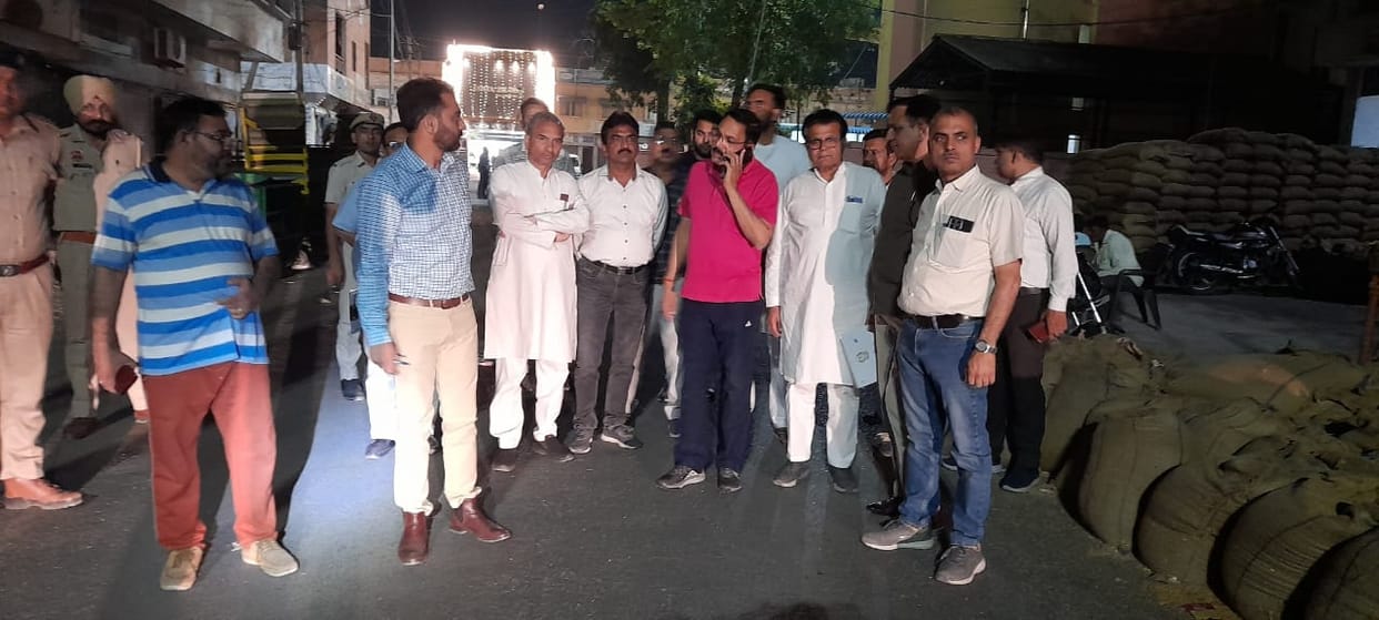 Deputy Commissioner reached grain market late in the evening, took information about wheat lifting work