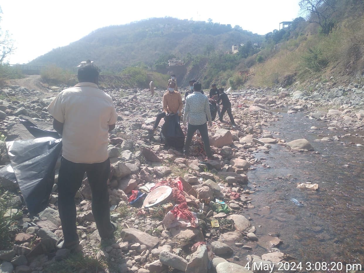 In Kaushalya Khad due to diarrhea

Cleaning will be done, HIMUDA stopped the supply