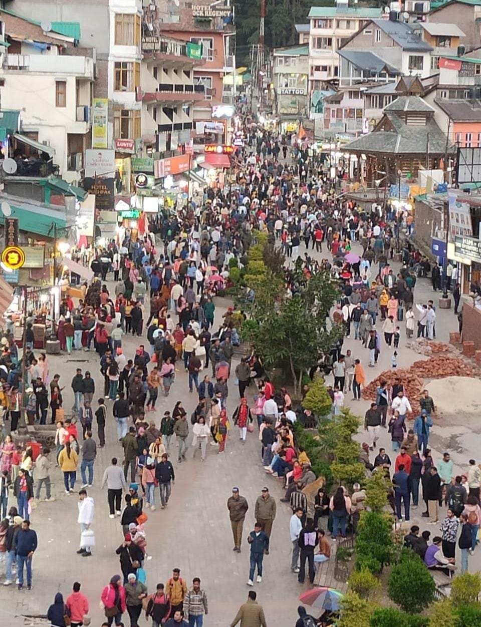 Tourists flocked to Manali, businessmen flourished