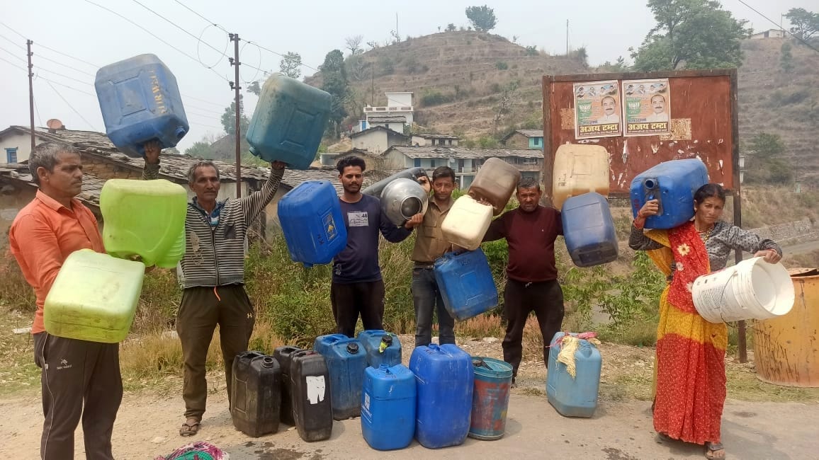 Demonstration of villagers worried about water with empty utensils in their hands